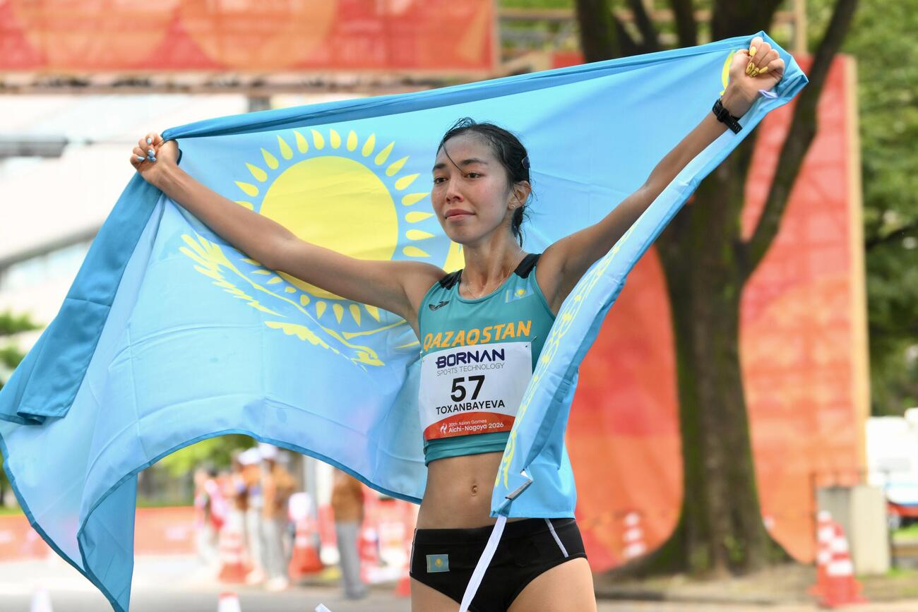 女子マラソン競歩で優勝を決めたカザフスタンのトクサンバエワ・ヤスミナ（撮影・滝沢徹郎）