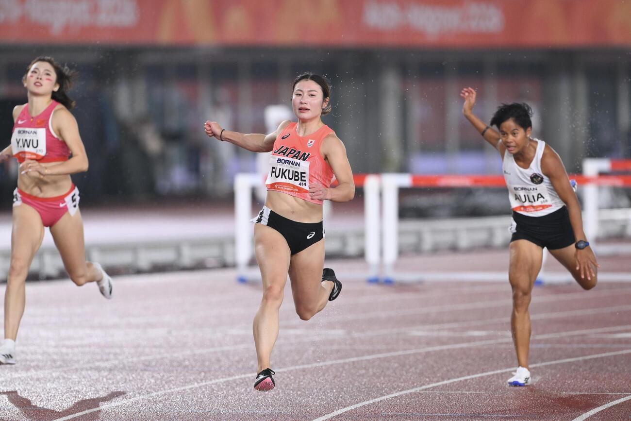 男子100メートルハードルで優勝の福部真子（中央）（撮影・滝沢徹郎）