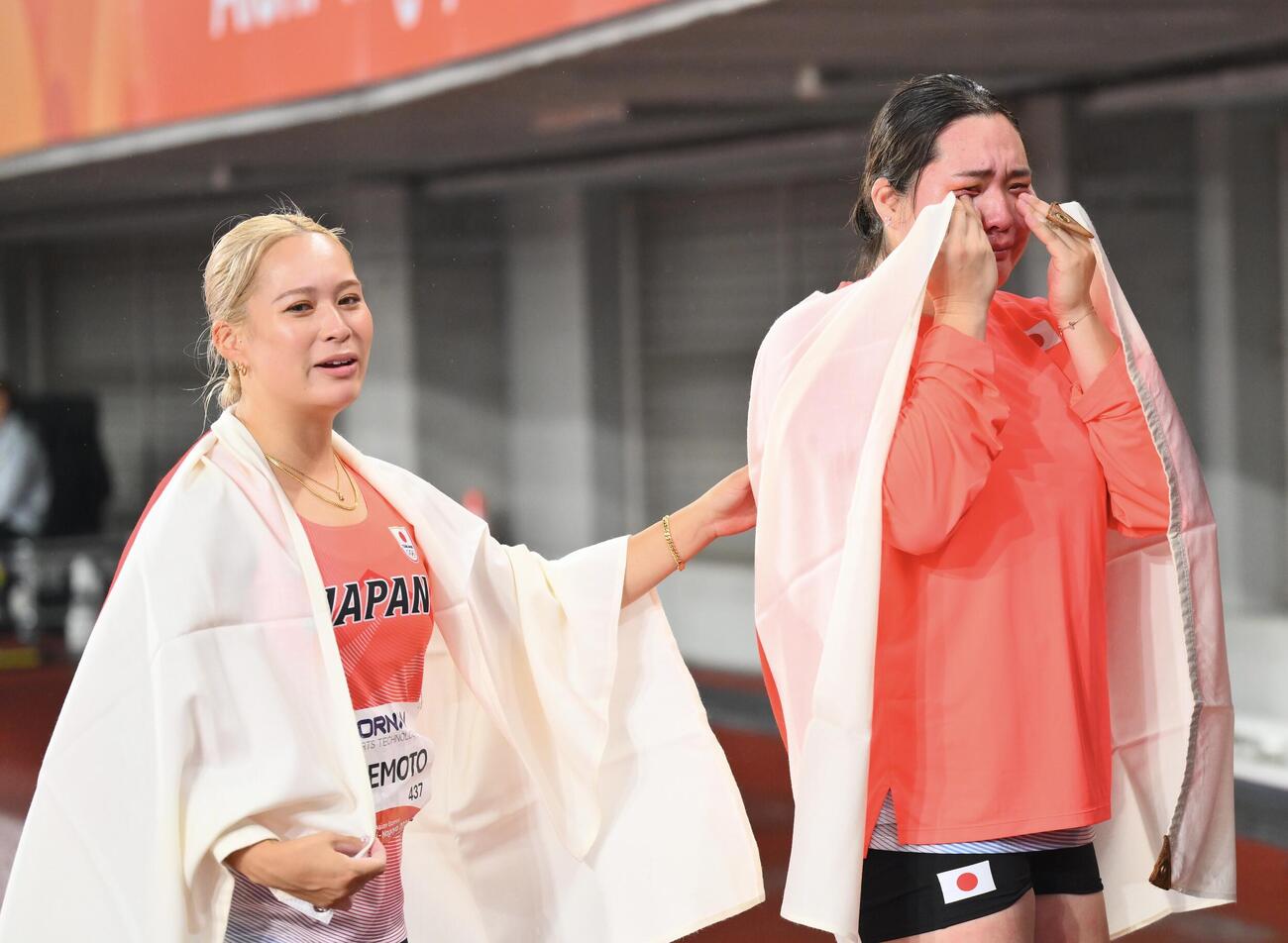 女子やり投げで優勝を逃した北口榛花（右）をねぎらう銅メダルの武本紗栄（撮影・滝沢徹郎）