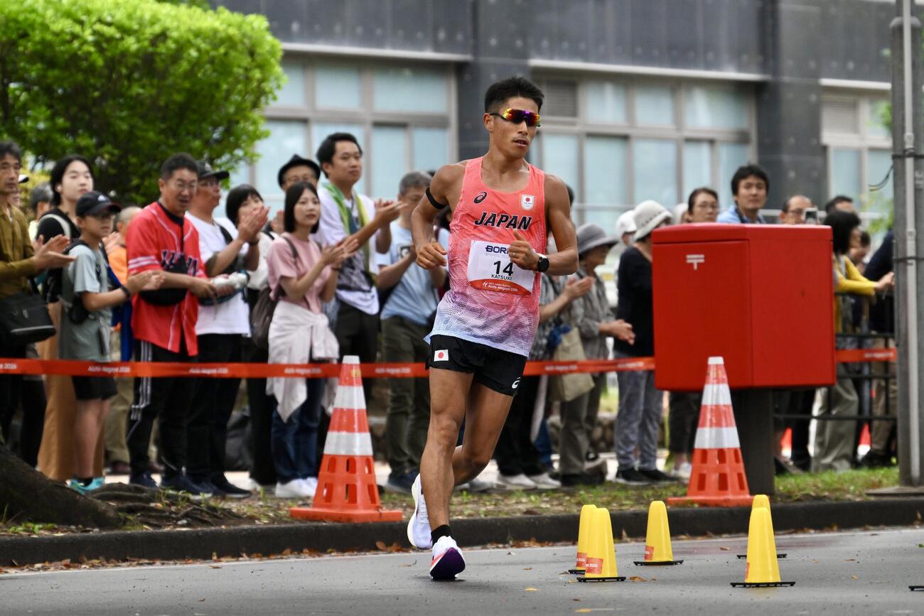 男子マラソン競歩で歩く勝木隼人（手前）（撮影・滝沢徹郎）
