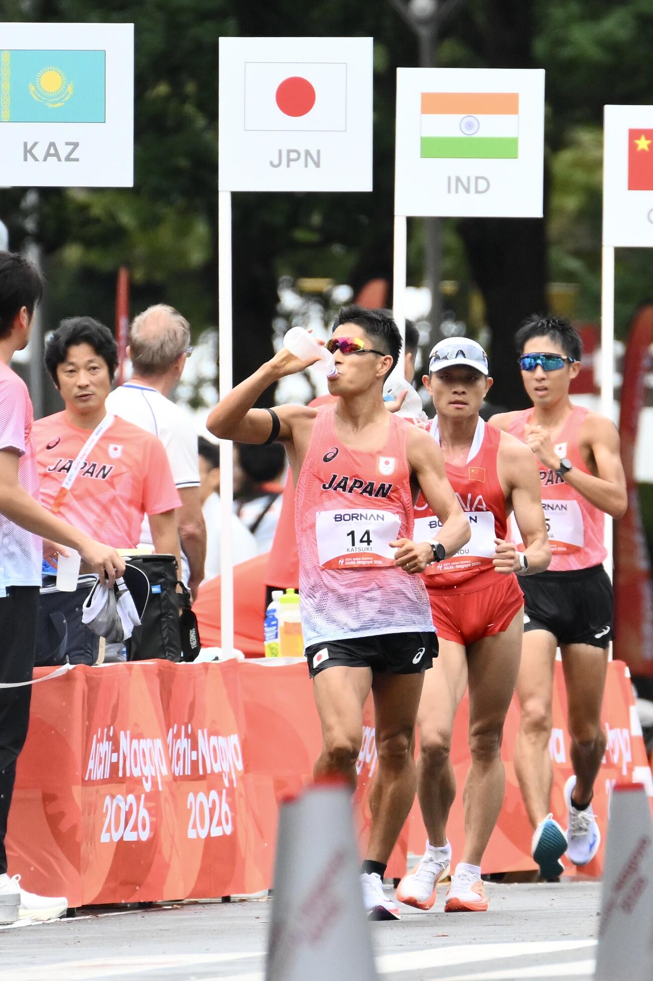 男子マラソン競歩でドリンクを補給する勝木隼人（中央）（撮影・滝沢徹郎）