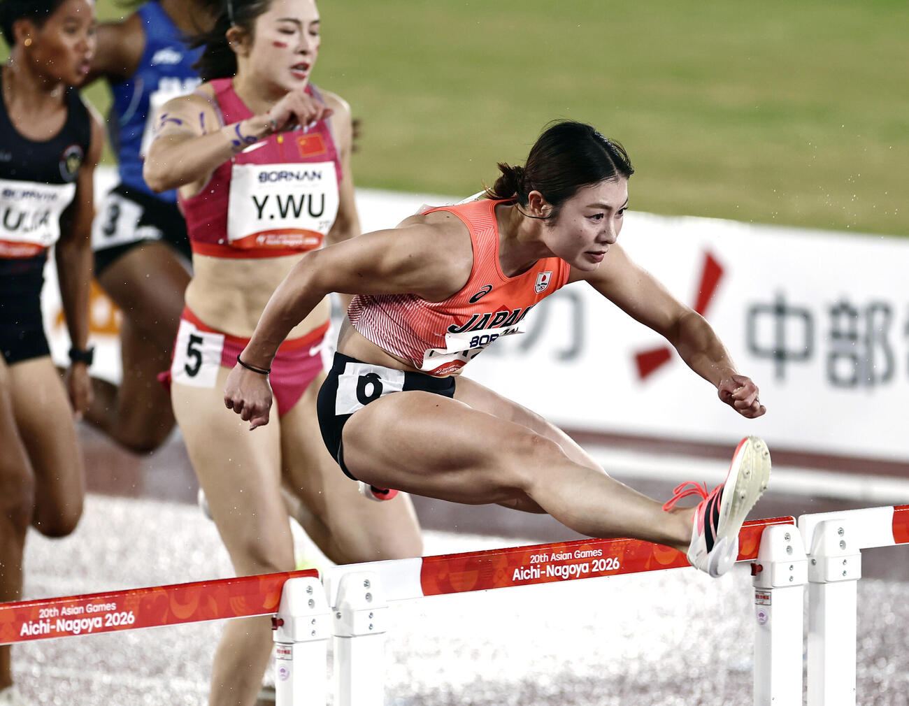 女子100メートル障害予選　力走する福部真子＝パロマ瑞穂スタジアム（共同）