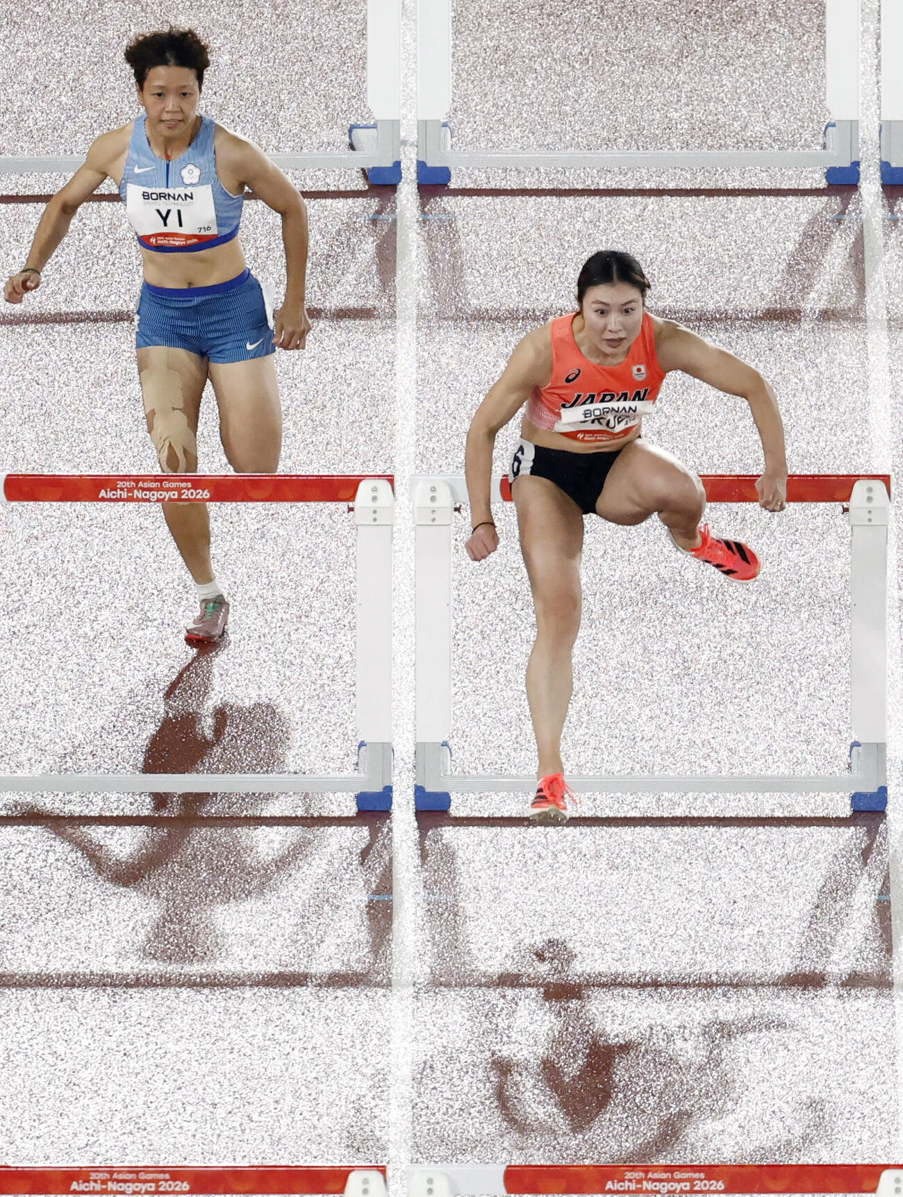 女子100メートル障害予選　力走する福部真子（右）＝パロマ瑞穂スタジアム（共同）
