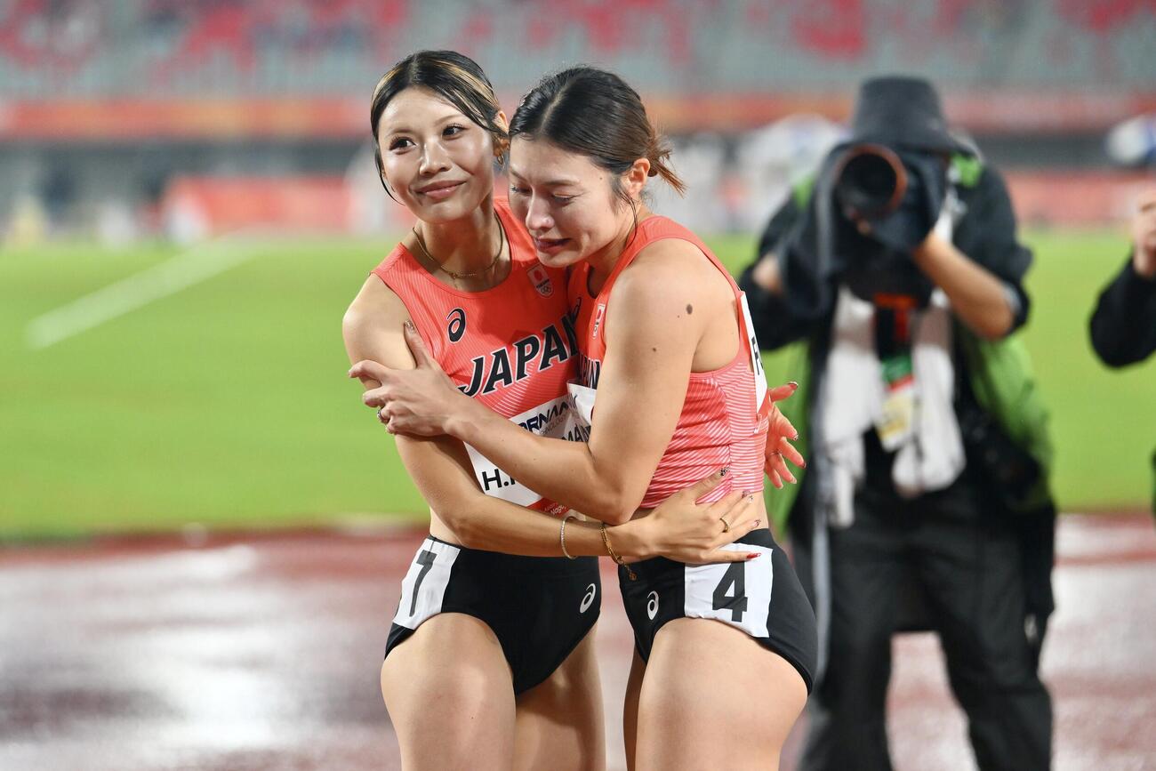 女子100メートル障害で優勝の福部真子（右）と準優勝の中島ひとみは抱き合う（撮影・滝沢徹郎）