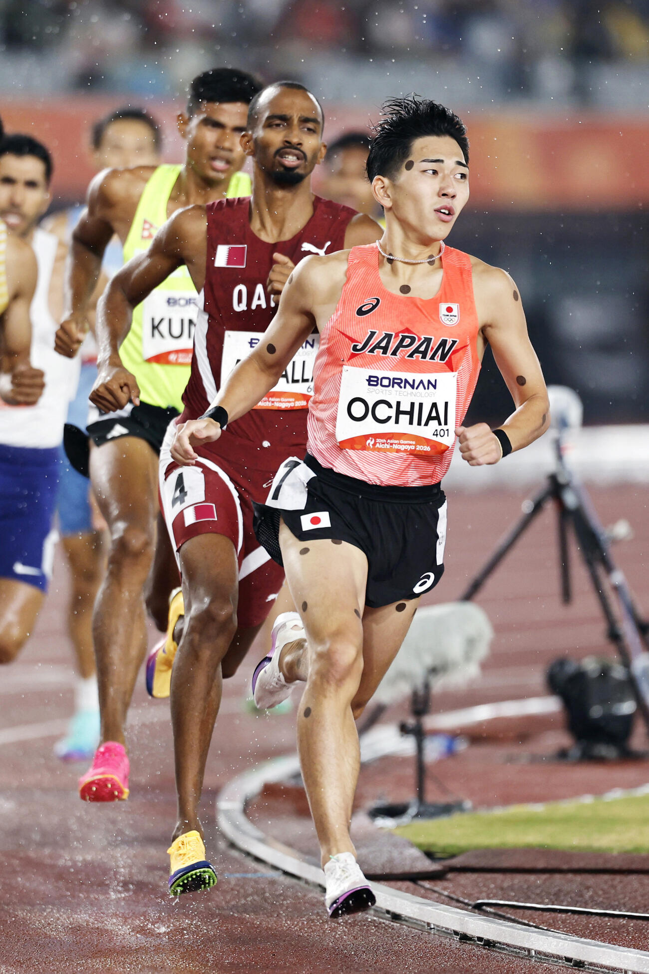 男子800メートル予選　力走する落合晃(共同)