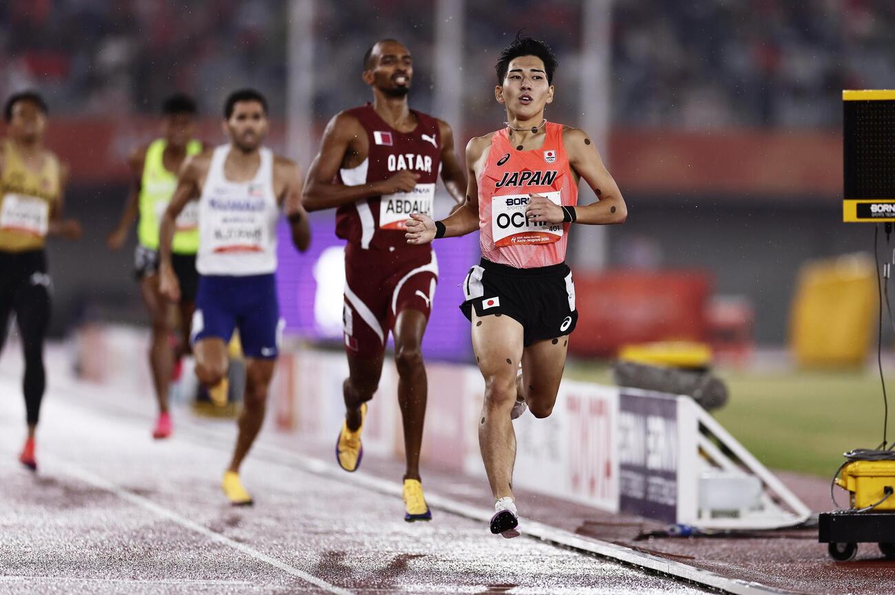男子800メートル予選　ゴールする落合晃(共同)