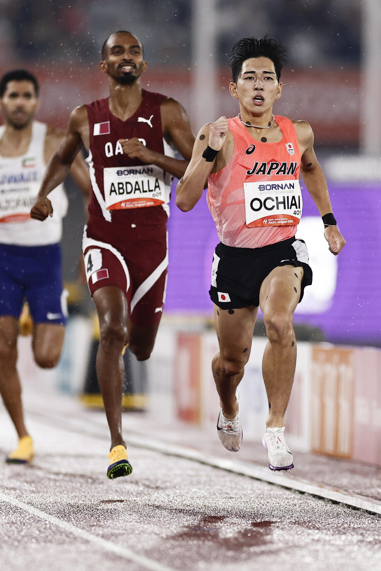 男子800メートル予選　力走する落合晃(共同)
