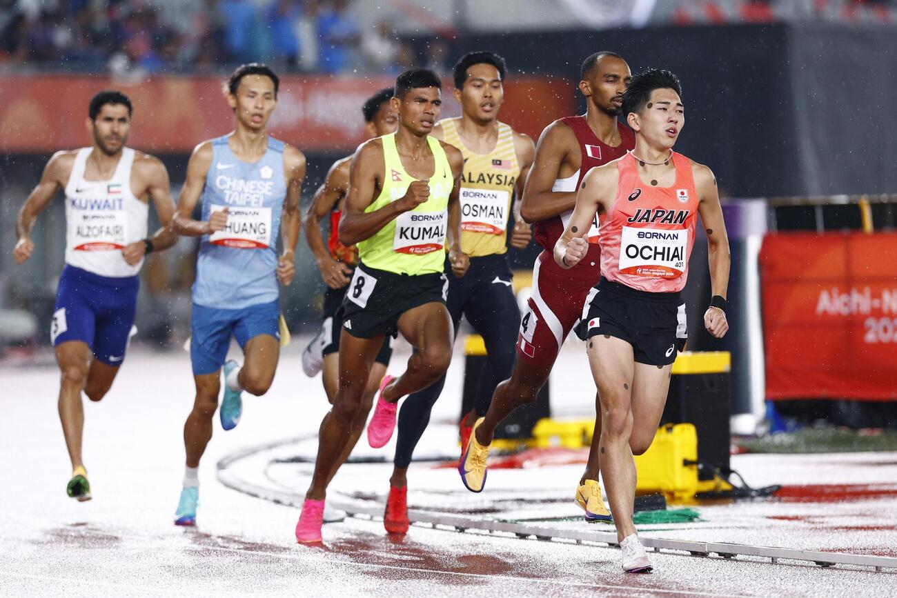男子800メートル予選　力走する落合晃（右端）(共同)