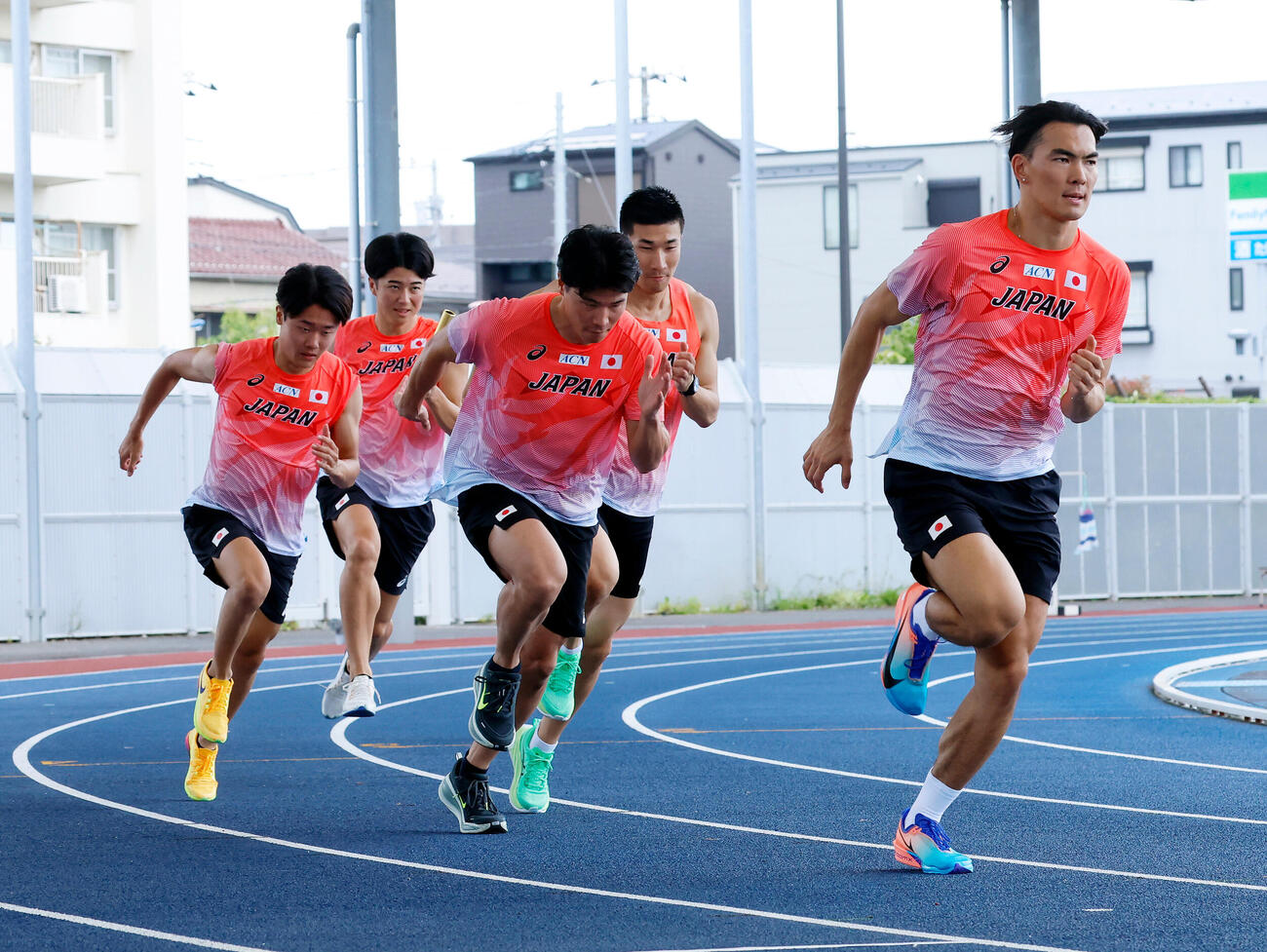 日本代表強化合宿でバトンパスの練習をする選手たち。前列左から小室歩久斗、小池祐貴、林明良、後列左から多田修平、桐生祥秀（2026年7月撮影）　