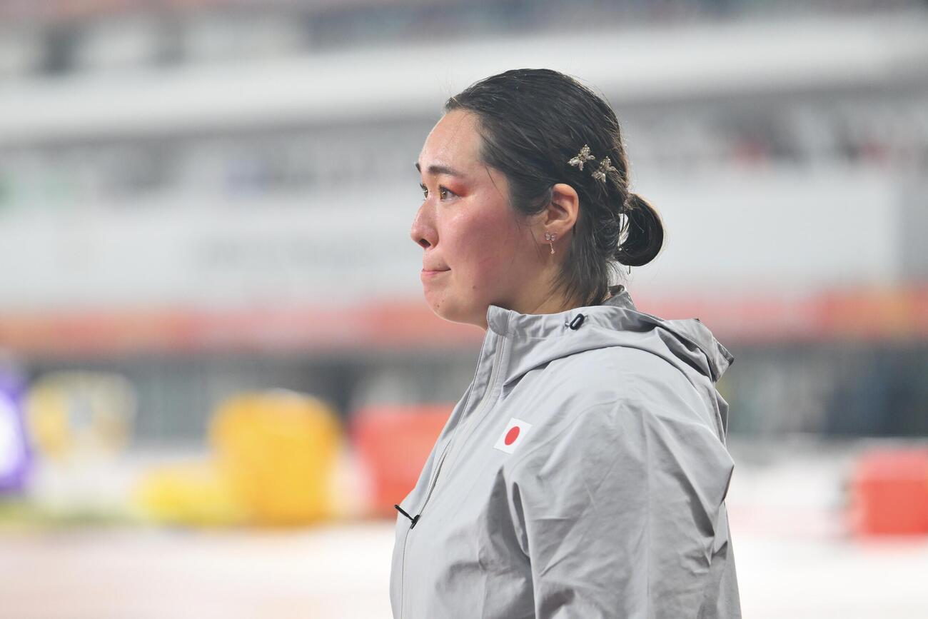 女子やり投げ決勝の3投目を終え浮かない表情の北口榛花（撮影・滝沢徹郎）