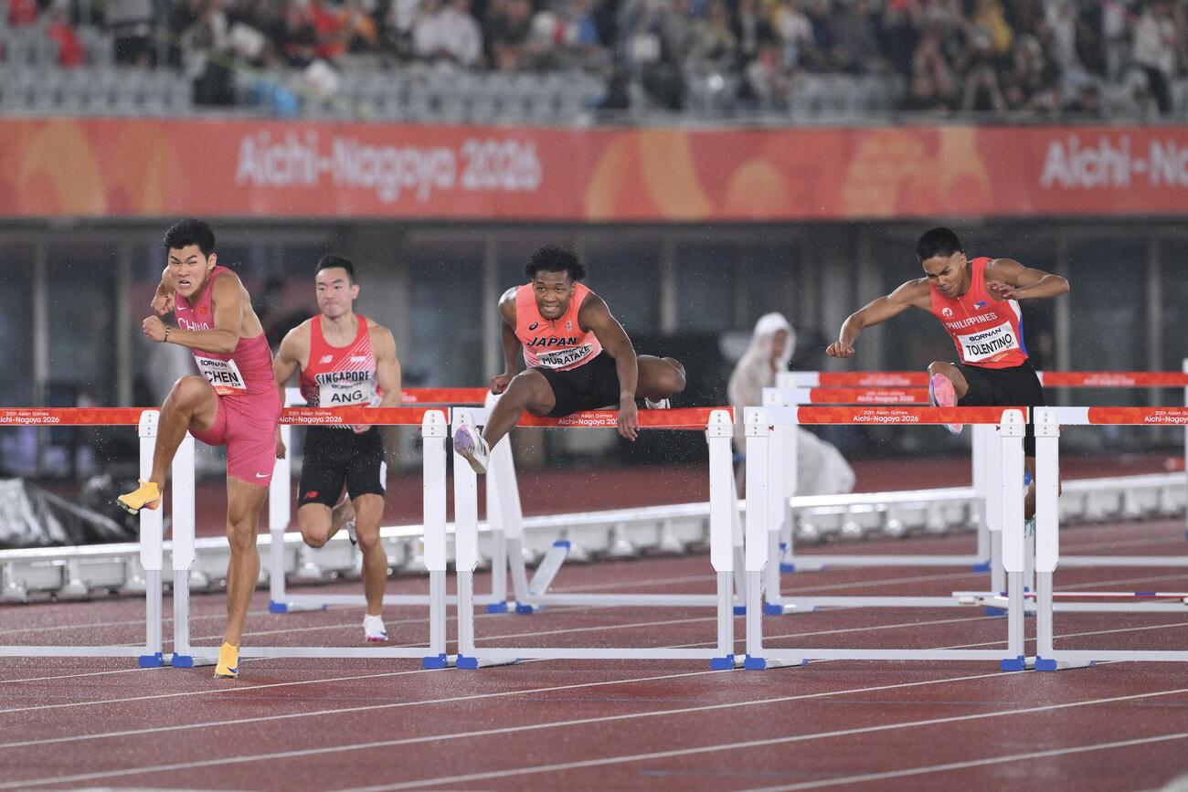 男子110メートルハードル決勝で力走する村竹ラシッド（左から3人目）（撮影・滝沢徹郎）