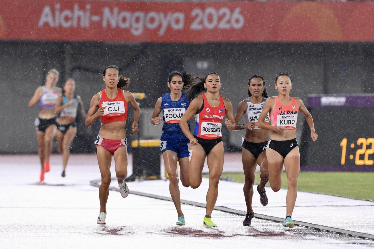 女子800メートル予選で力走する久保凛（右）（撮影・滝沢徹郎）