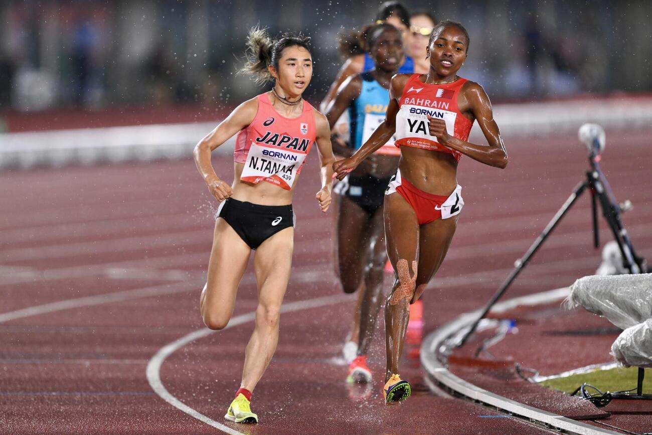 女子5000メートル決勝でバーレーンの選手と競り合う田中希美（撮影・滝沢徹郎）