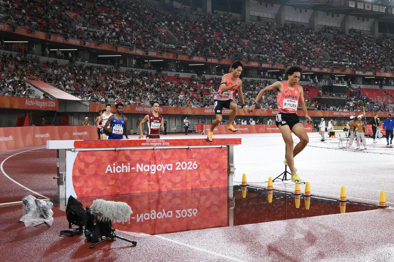 男子3000メートル障害決勝で力走する三浦龍司（右）と青木涼真（同2人目）（撮影・滝沢徹郎）