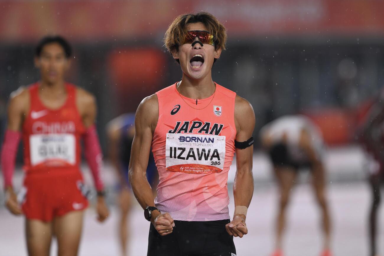 男子1500メートルで優勝を決め雄たけびをあげる飯沢千翔（撮影・滝沢徹郎）