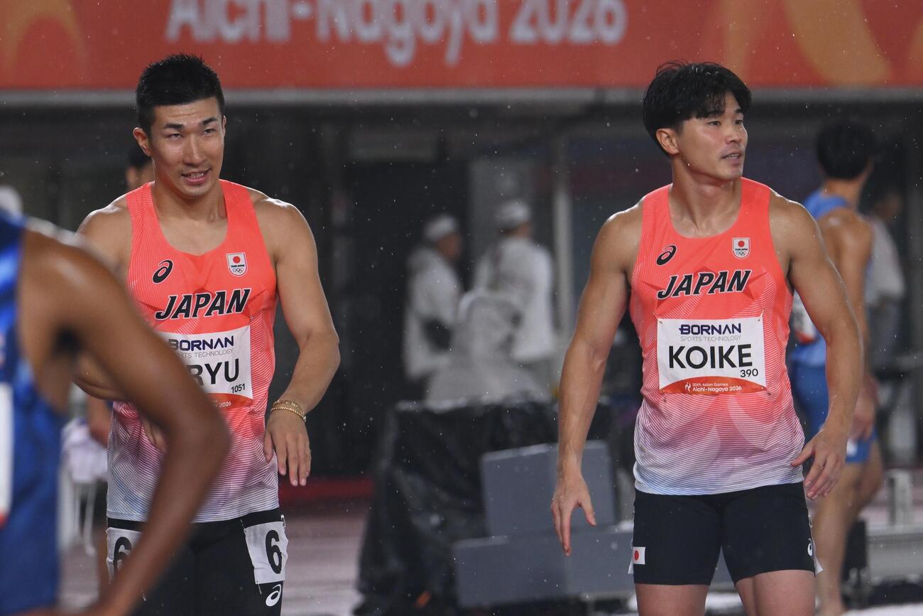 男子400メートルリレーを終え肩を落とす桐生祥秀（左）と小池祐貴（撮影・滝沢徹郎）