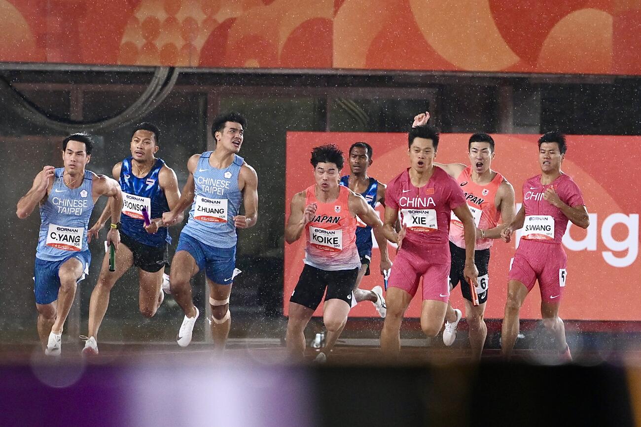 28日、男子400メートルリレー決勝で3走の桐生祥秀（右から2人目）はアンカーの小池祐貴（同5人目）にバトンパスする（撮影・滝沢徹郎）
