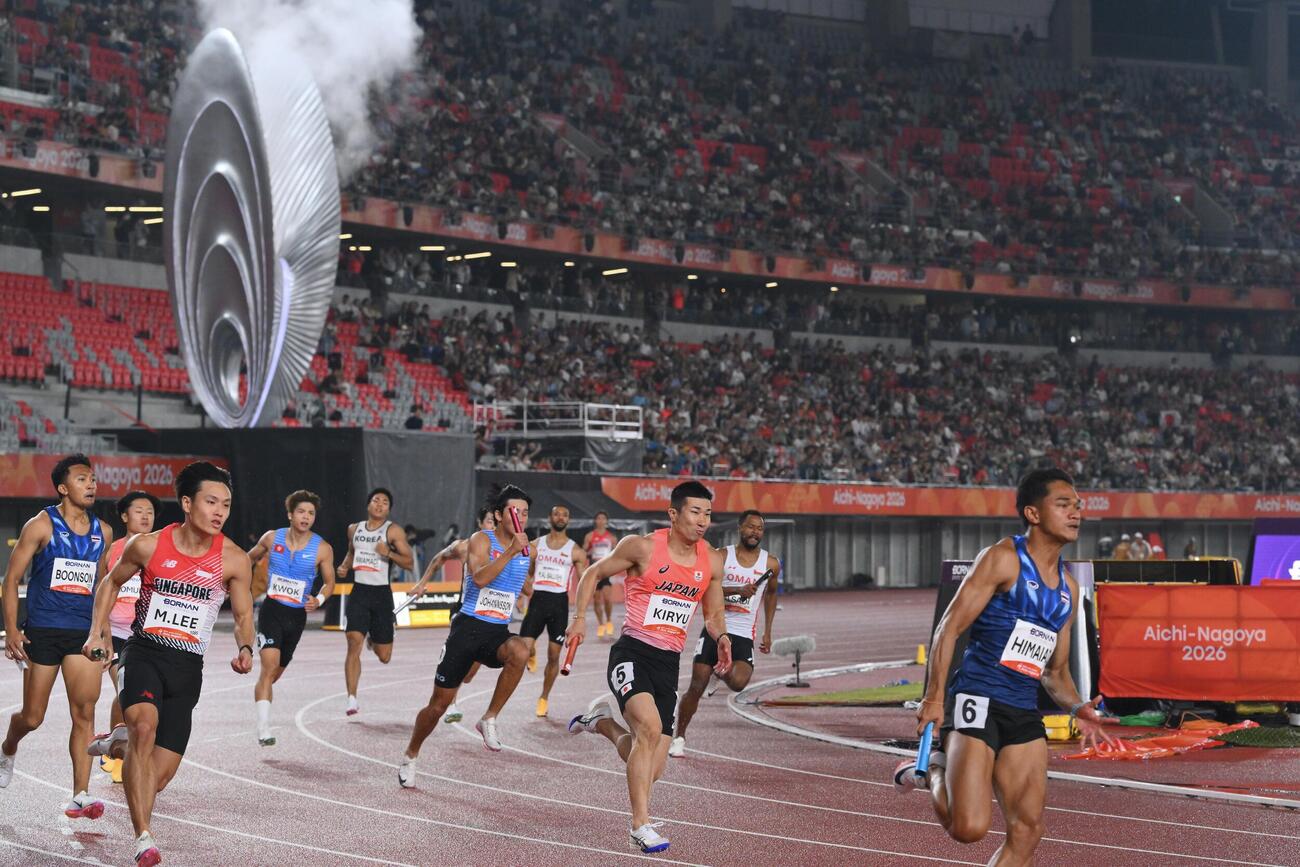 27日、男子400メートルリレーで力走する桐生祥秀（中央）