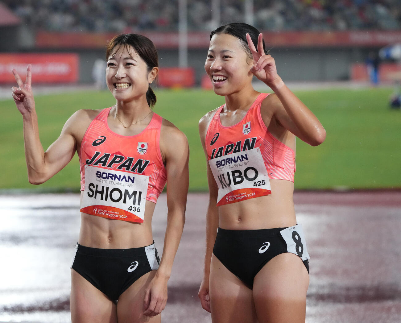 陸上女子800メートル決勝　レース後二人そろってポーズを決める4位の久保凛（右）と5位の塩見綾乃　（撮影・森本幸一）
