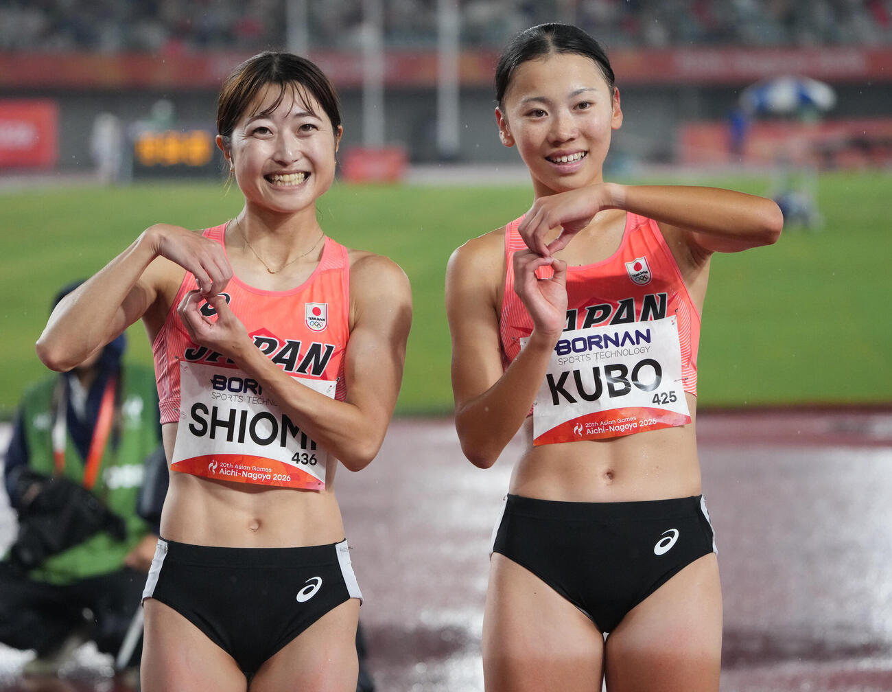 陸上女子800メートル決勝　レース後二人そろってポーズを決める4位の久保凛（右）と5位の塩見綾乃　（撮影・森本幸一）