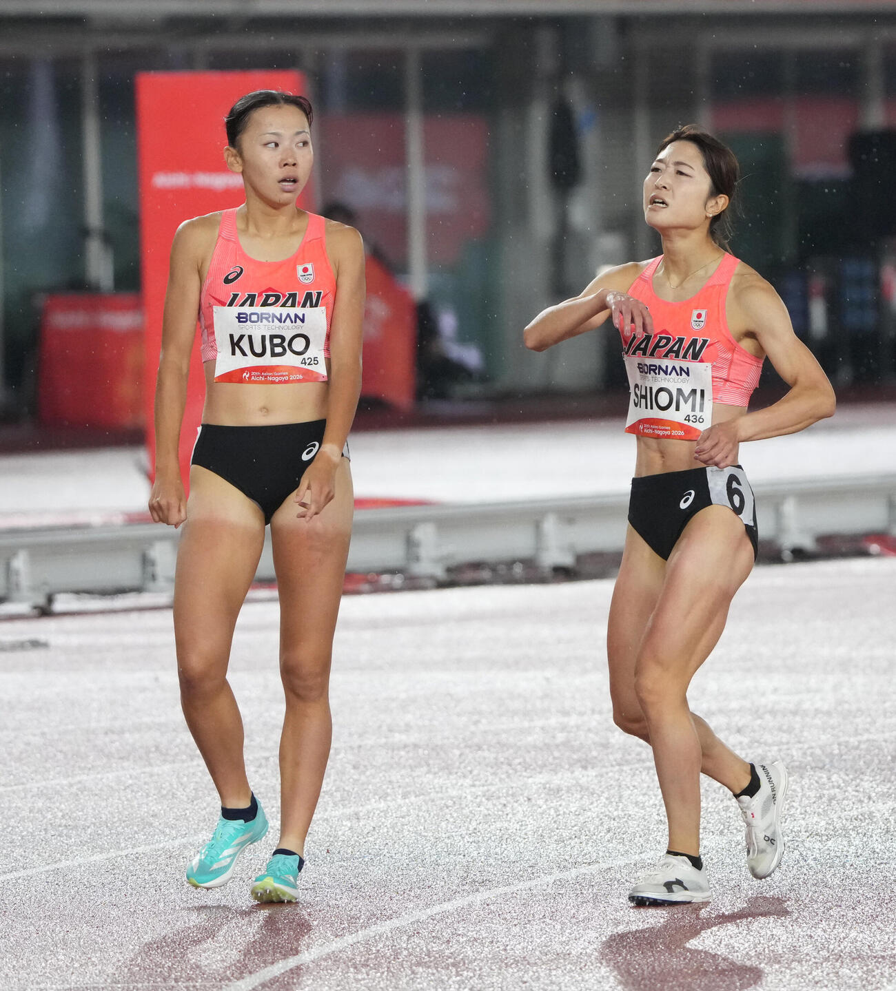 陸上女子800メートル決勝　4位の久保凛（左）と5位の塩見綾乃　（撮影・森本幸一）