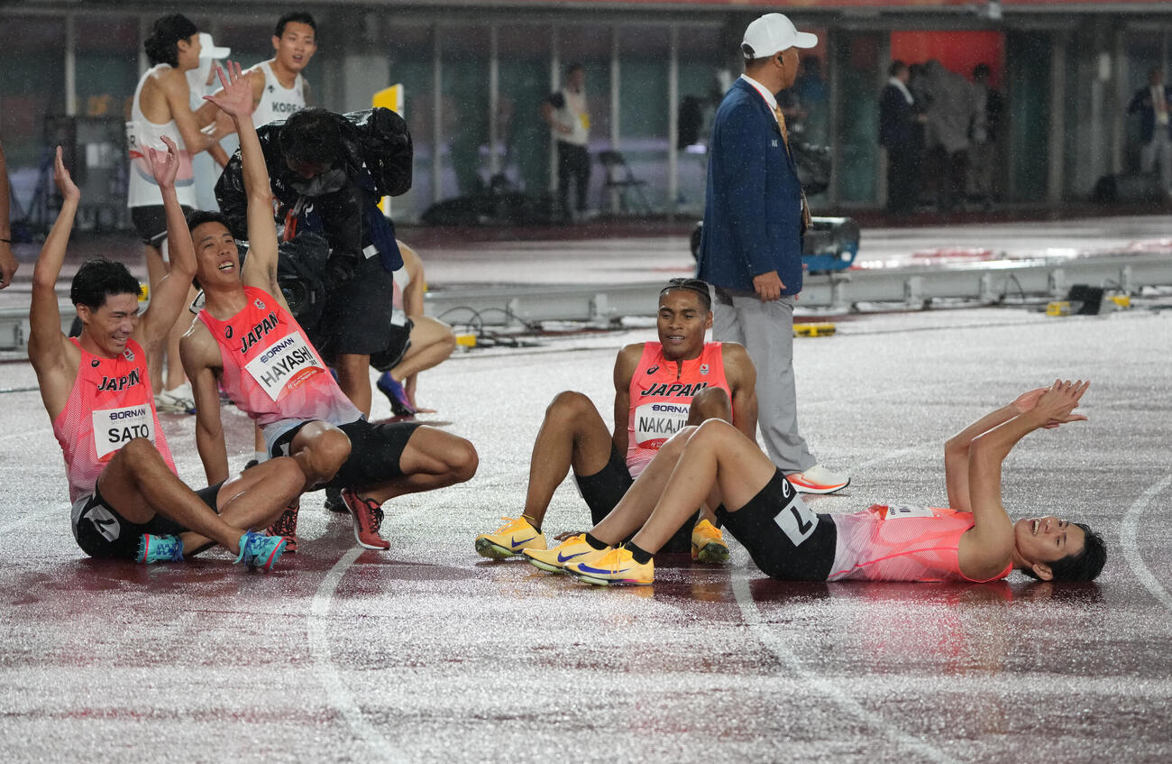 陸上男子1600メートルリレー決勝　優勝し喜ぶ日本チーム（撮影・森本幸一）