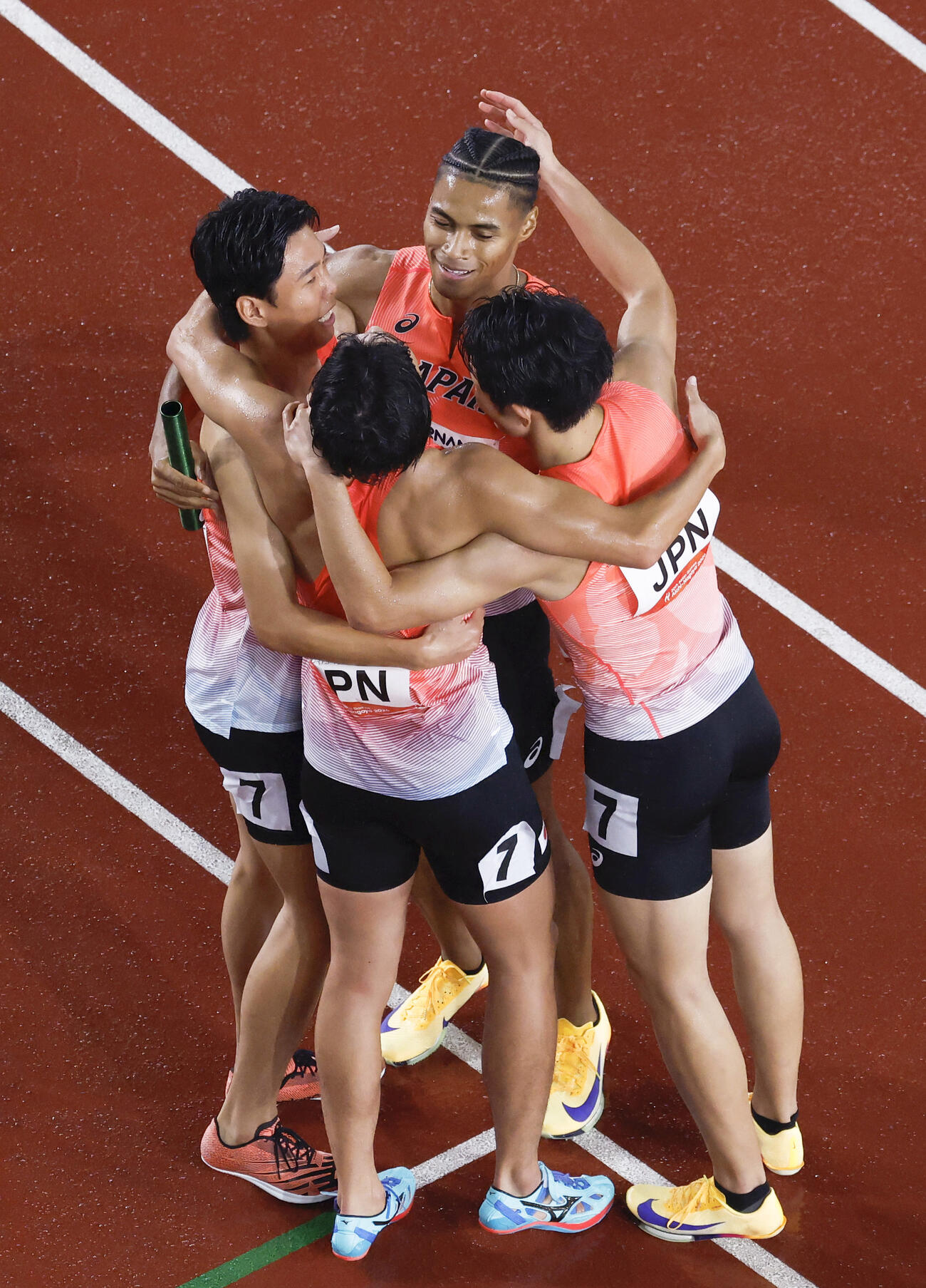 男子1600メートルリレーで優勝し抱き合う中島佑気ジョセフ（上）ら日本＝パロマ瑞穂スタジアム（共同）