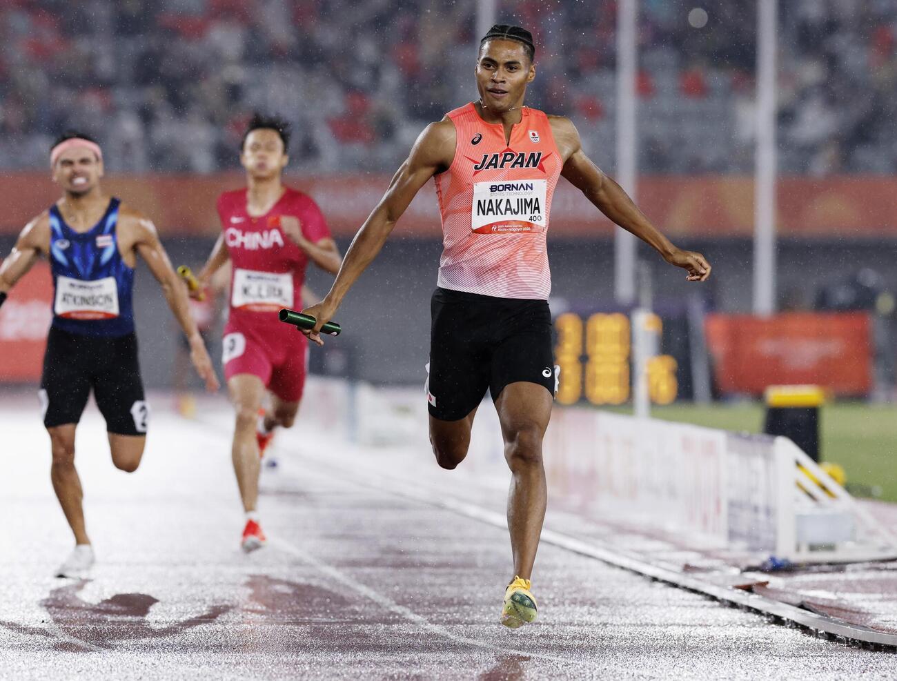 男子1600メートルリレー決勝　1着でゴールするアンカーの中島佑気ジョセフ＝パロマ瑞穂スタジアム（共同）
