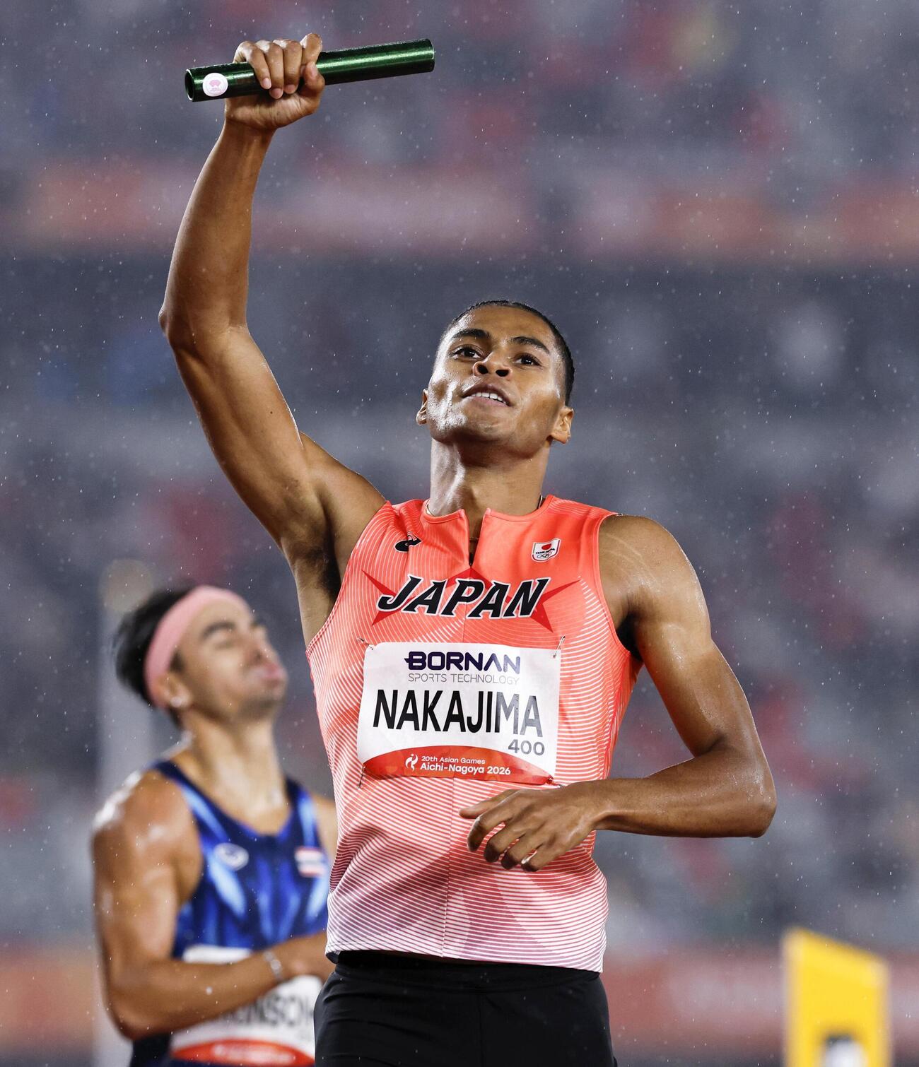 男子1600メートルリレー決勝　1着でゴールしバトンを掲げるアンカーの中島佑気ジョセフ＝パロマ瑞穂スタジアム（共同）