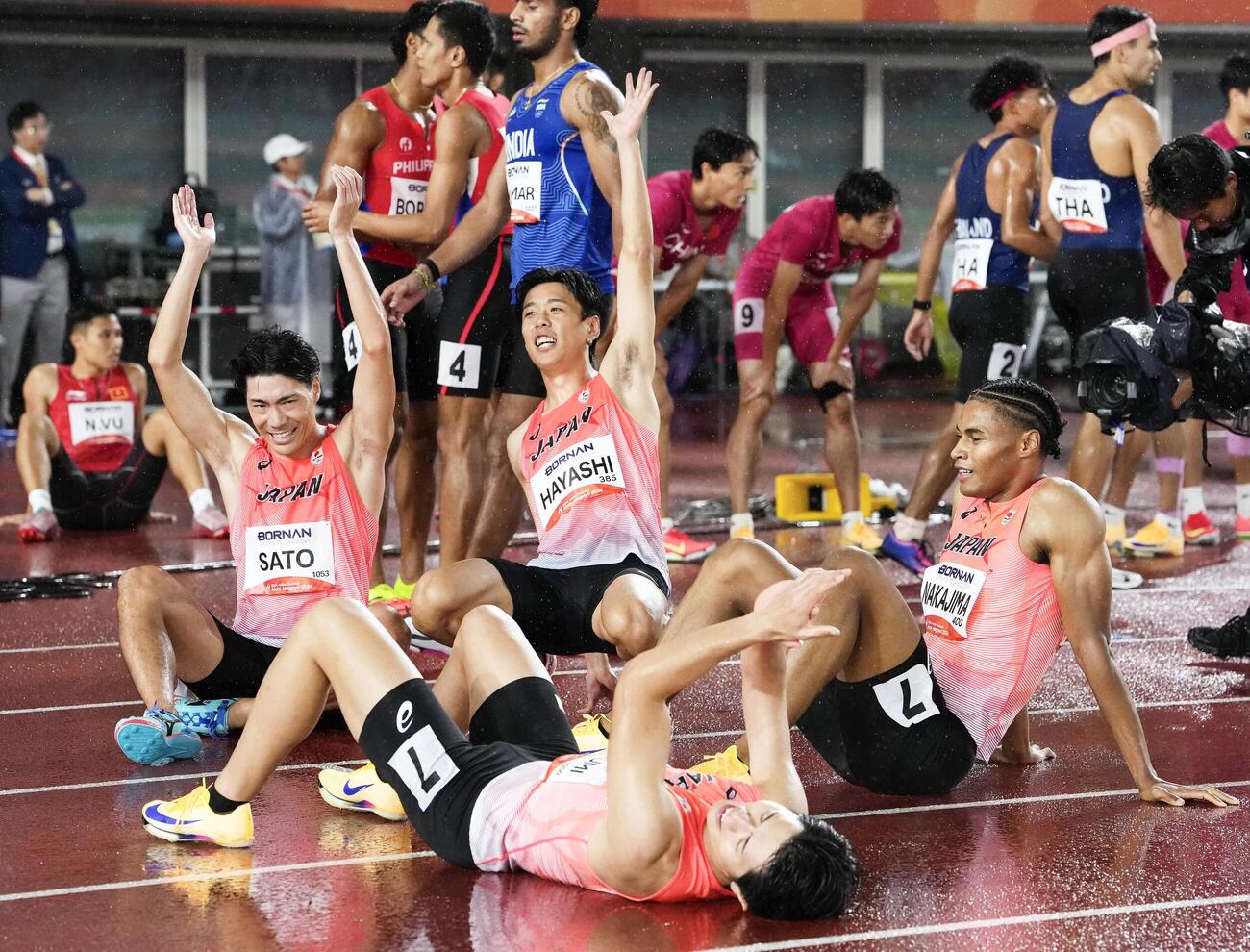 男子1600メートルリレーを終え、喜ぶ佐藤風雅（左）ら日本＝パロマ瑞穂スタジアム（共同）
