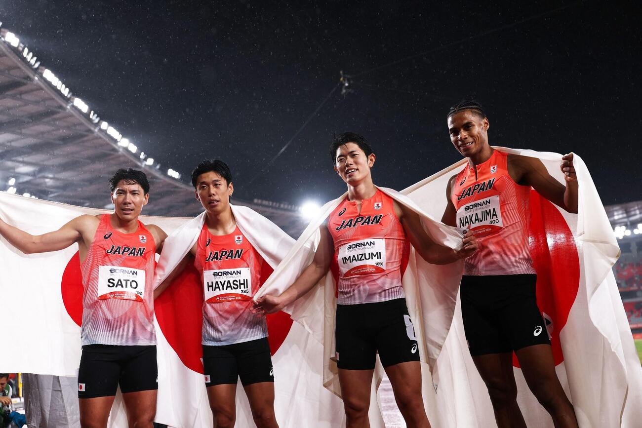 男子1600メートルリレー決勝　日の丸背負い記念撮影する中島佑気ジョセフら（右端）（ロイター）