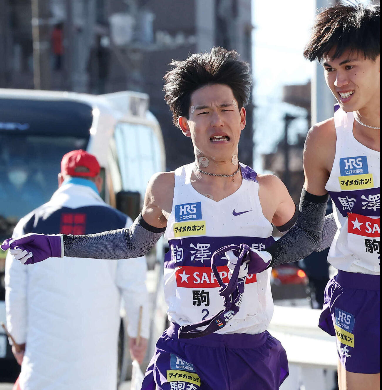 2026年1月3日、戸塚中継所で駒大8区山川（左）は9区菅谷にたすきをつなぐ