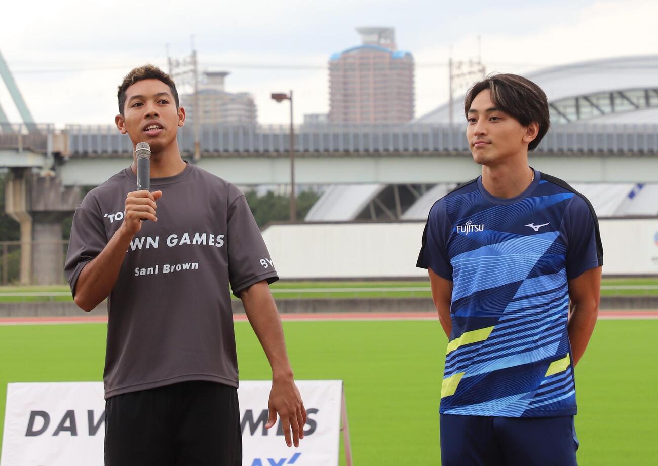 子どもたちに語りかけるサニブラウン・ハキーム（左）と橋岡優輝（撮影・藤塚大輔）