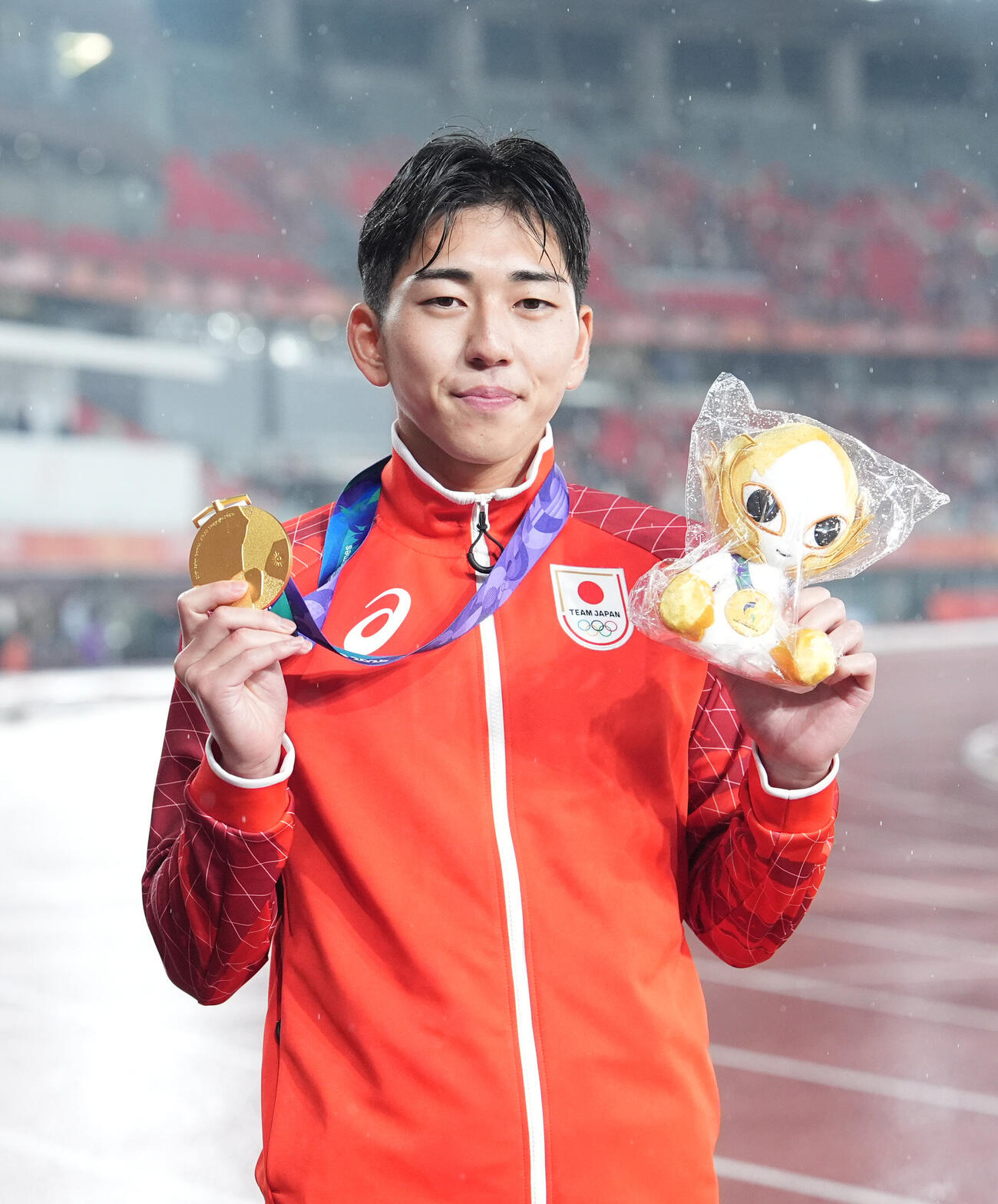 陸上男子800メートル決勝　優勝し金メダルを手にする落合晃（2026年9月29日撮影）