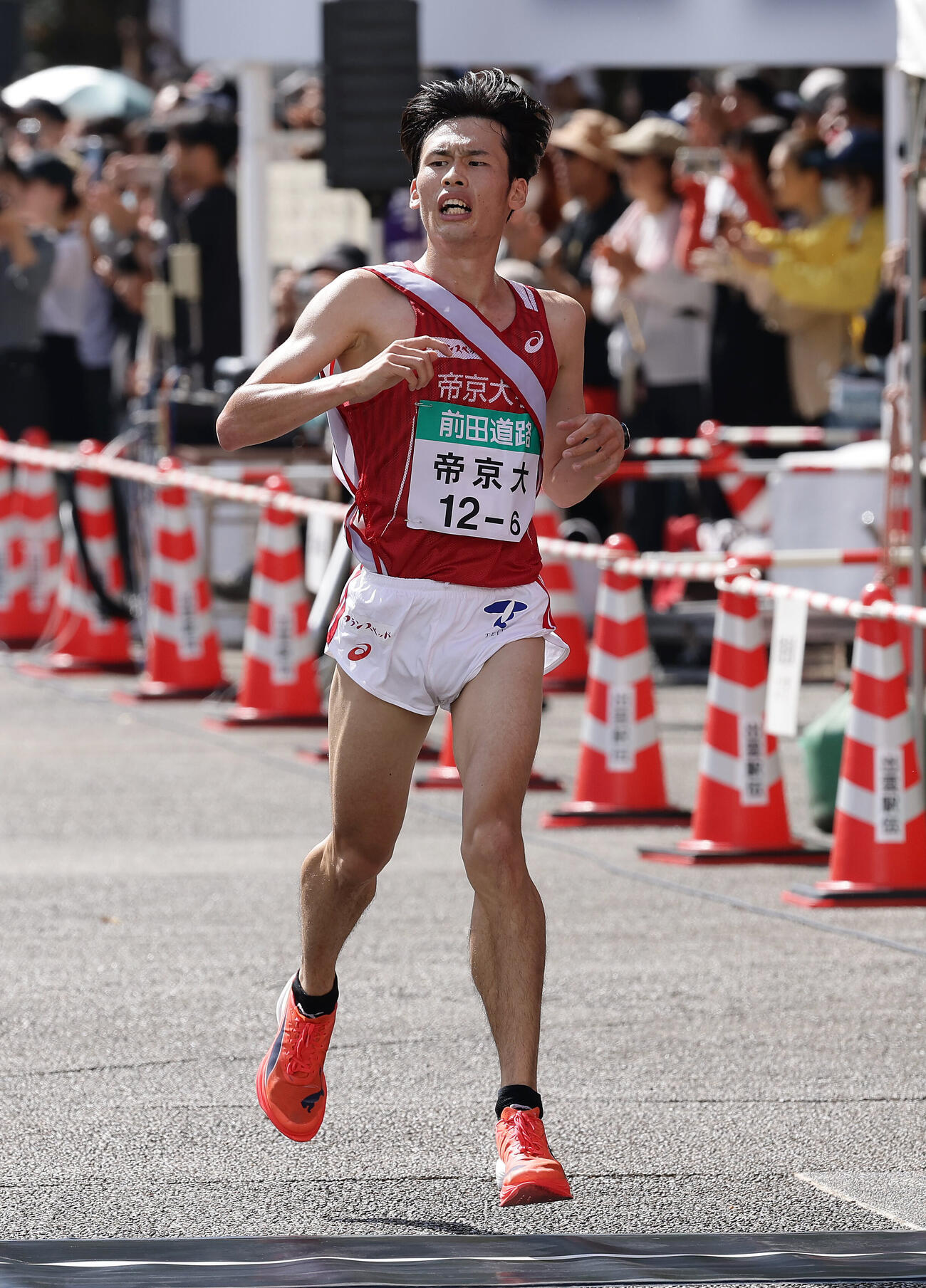 6位でゴールする帝京大・原悠太（撮影・前田充）