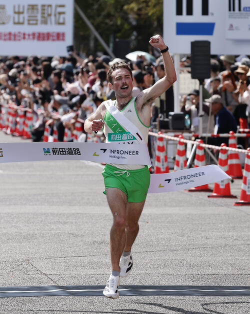 3位でゴールするアイビーリーグ選抜のエイサー・アイバーソン（撮影・前田充）