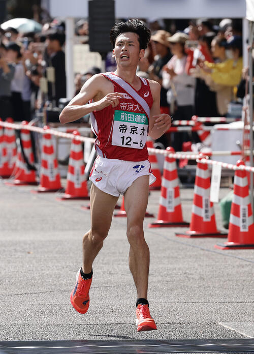 6位でゴールする帝京大・原悠太（撮影・前田充）