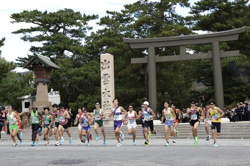 出雲大社正面鳥居前をスタートする選手たち（撮影・前田充）