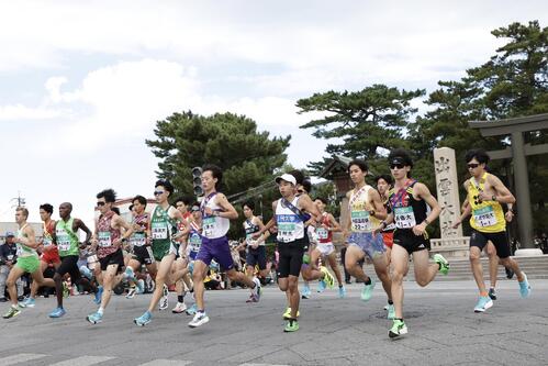 出雲大社正面鳥居前をスタートする選手たち（撮影・前田充）