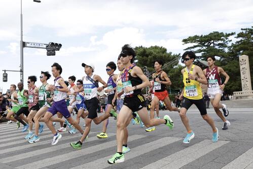 出雲大社正面鳥居前をスタートする選手たち（撮影・前田充）