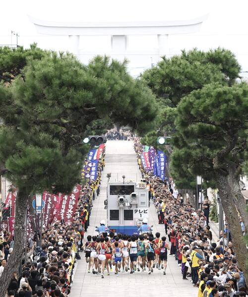 出雲大社正面鳥居前をスタートした選手たち（撮影・前田充）