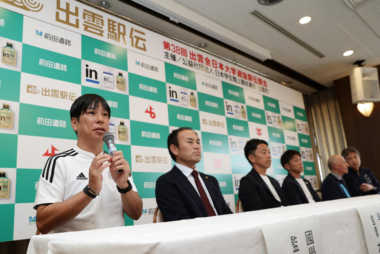 出雲駅伝の前日会見を行う国学院大・前田康弘監督（左端）ら（撮影・前田充）