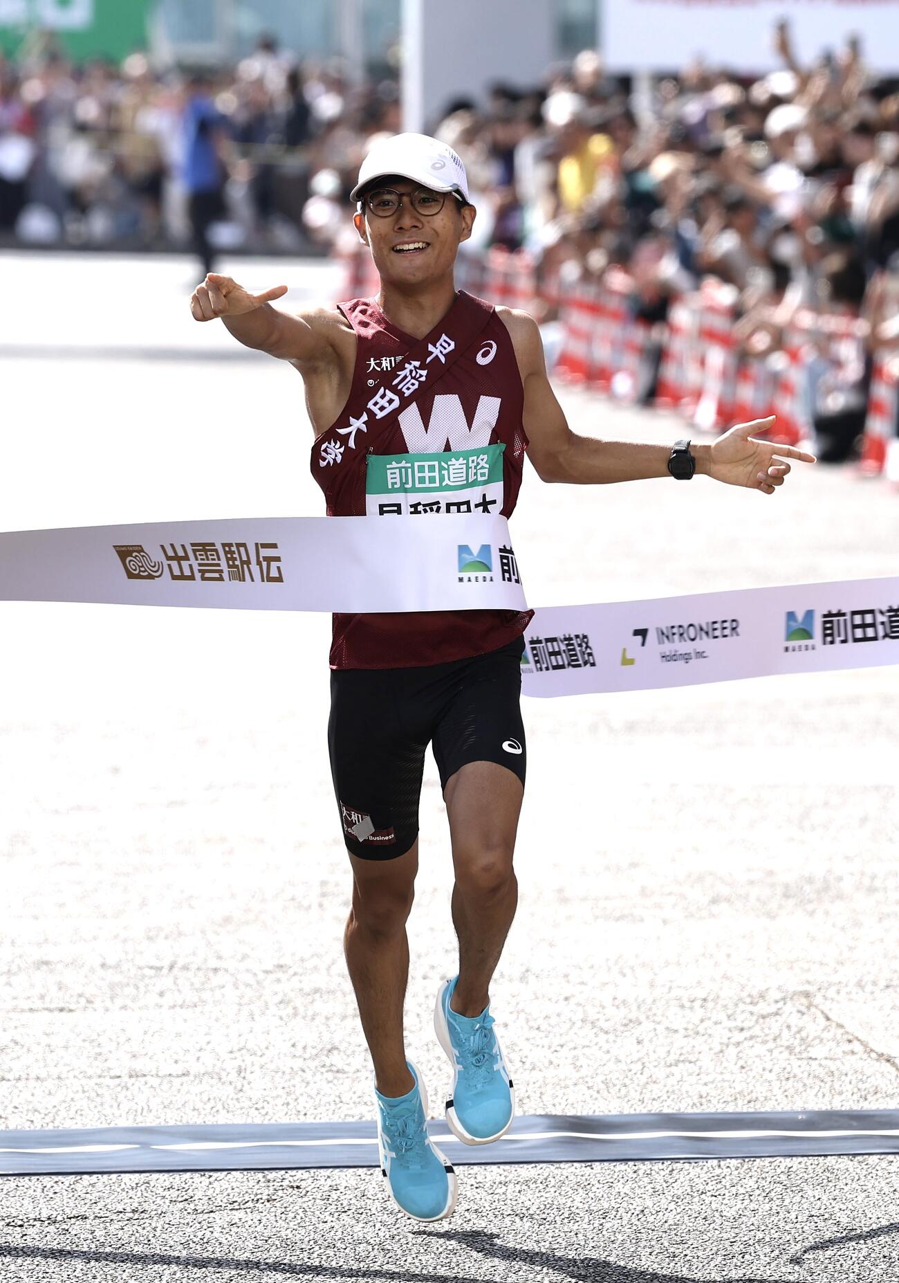 優勝のゴールテープを切る早大・工藤慎作（撮影・前田充）