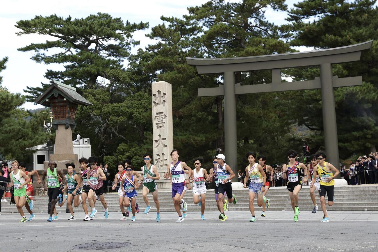 出雲大社正面鳥居前をスタートする選手たち（撮影・前田充）