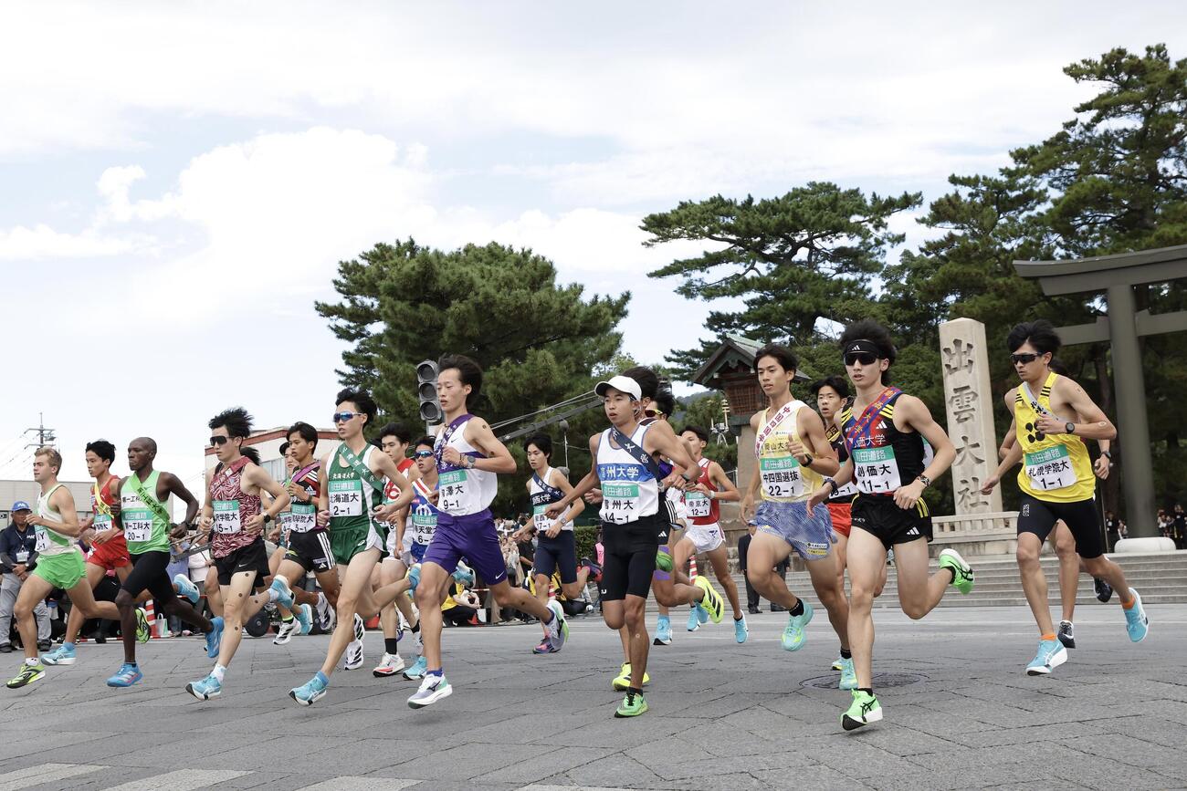 出雲大社正面鳥居前をスタートする選手たち（撮影・前田充）