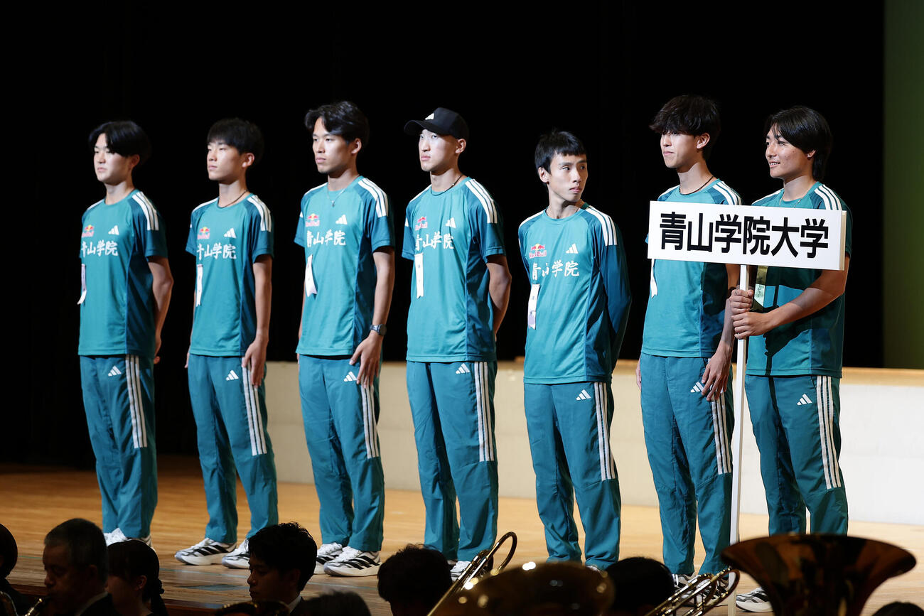 出雲駅伝の開会式で整列する青学大の選手たち（撮影・前田充）