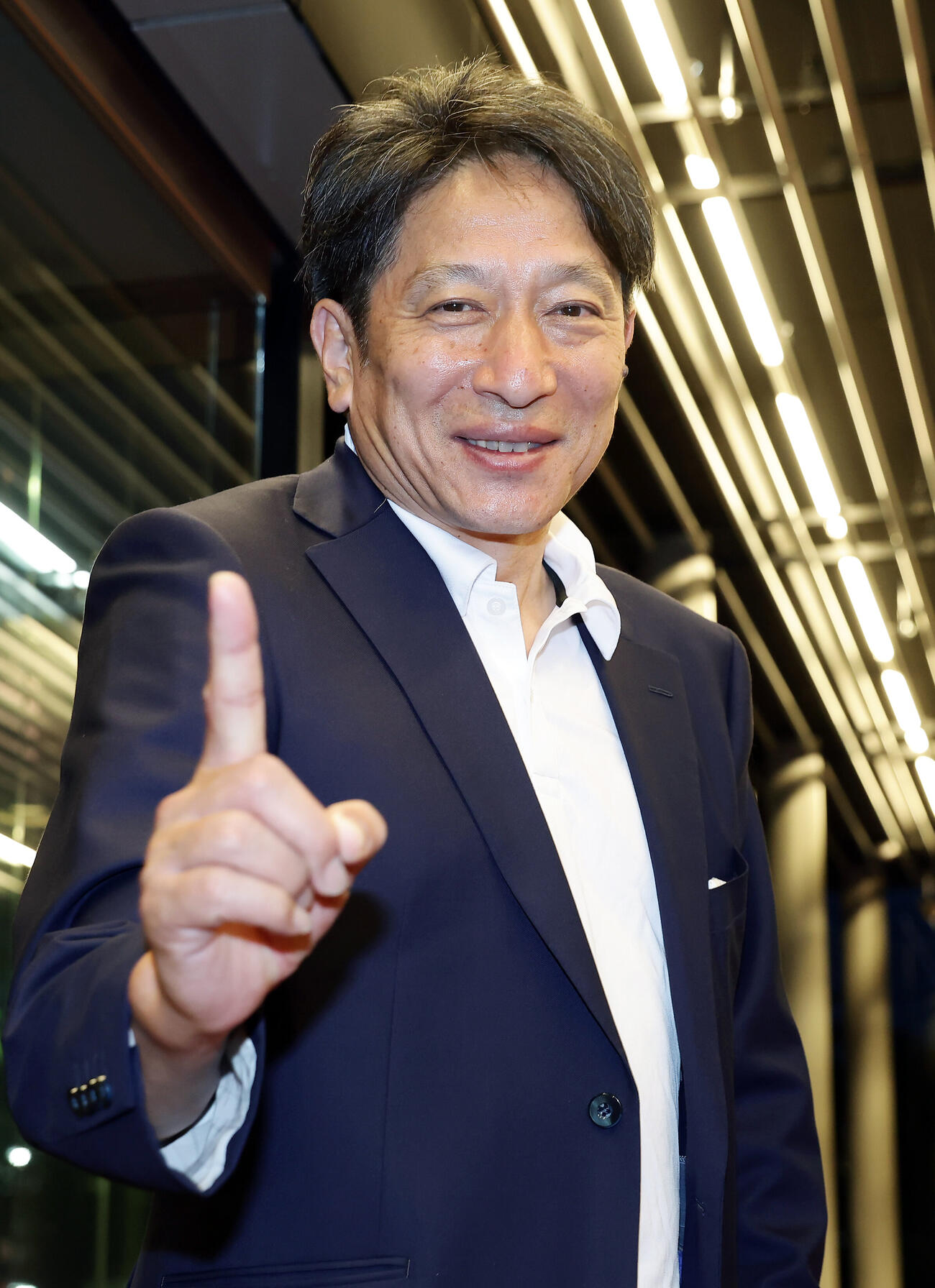 開会式に出席し笑顔でポーズをとる青学大・原晋監督（撮影・前田充）