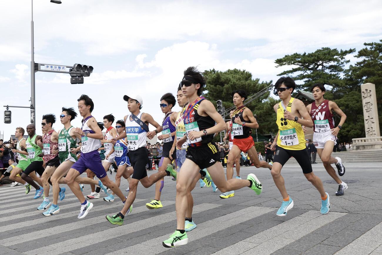 出雲大社正面鳥居前をスタートする選手たち（撮影・前田充）