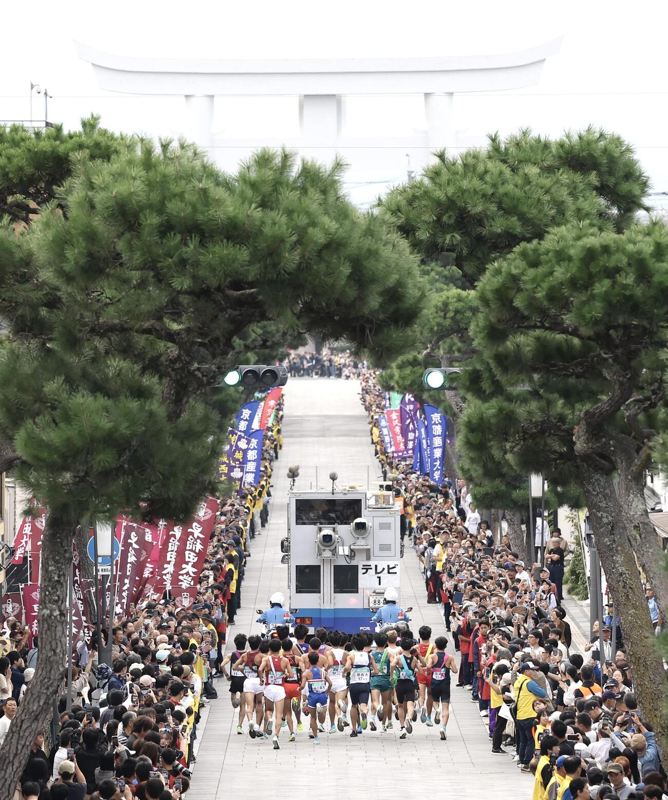 出雲大社正面鳥居前をスタートした選手たち（撮影・前田充）