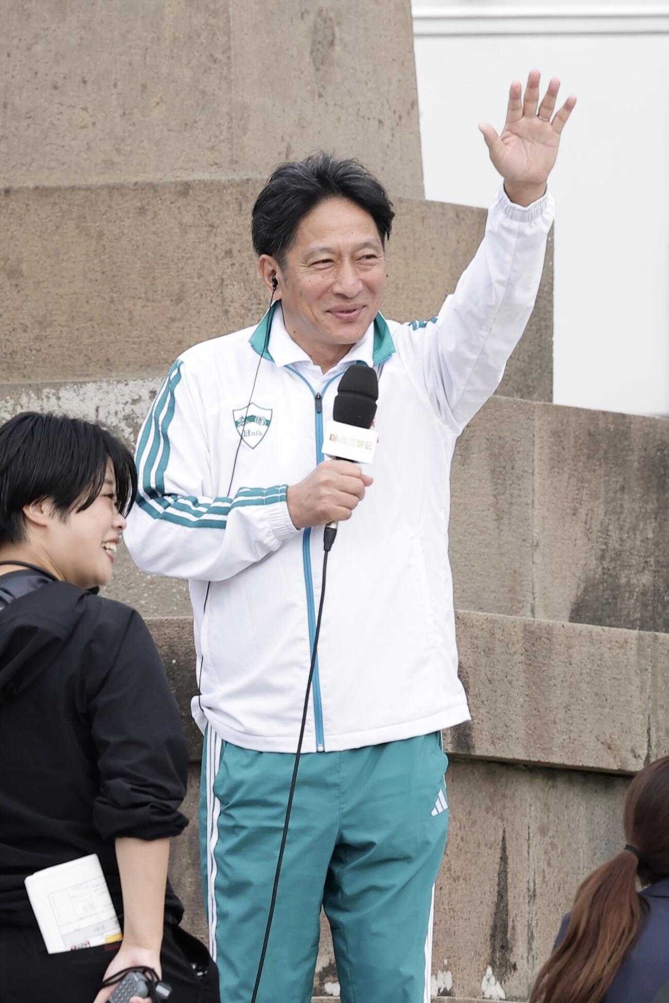 出雲大社正面鳥居前に集まった観衆に手を振る青学大・原晋監督（撮影・前田充）